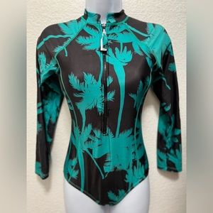 One piece suit suit in black and green